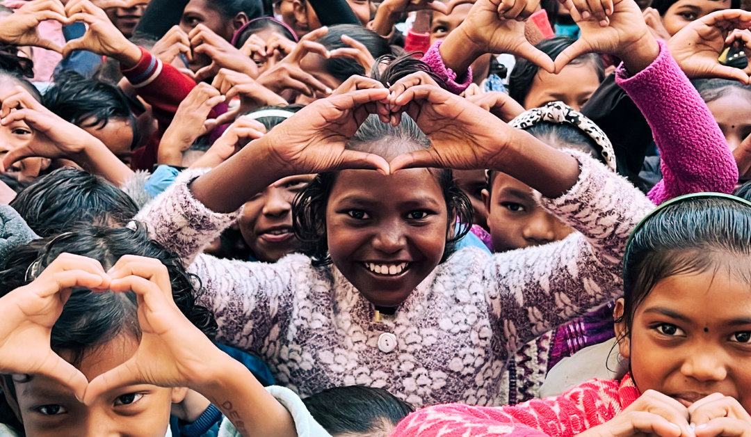 La Povertà ha Mille Volti, ma l’Amore li Illumina Tutti